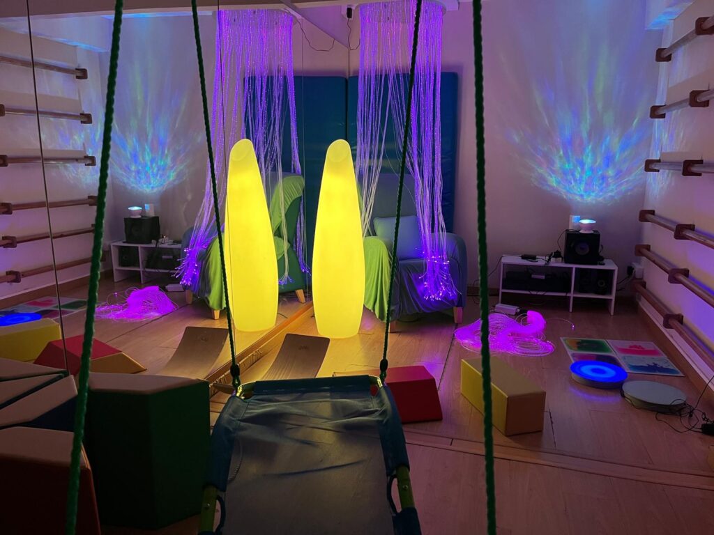 LA SALA SENSORIAL COMO HERRAMIENTA TERAPÉUTICA EN EL DAÑO NEUROLÓGICO