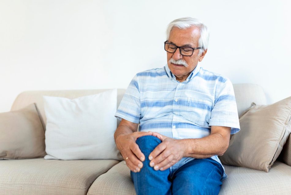 anciano-sentado-sofa-casa-tocando-su-dolorosa-rodilla-gente-salud-concepto-problema-infeliz-anciano-que-sufre-dolor-rodilla-casa_657921-1023